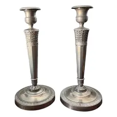 Foto de um(a) Antigo Par De Castiçais Clássicos Prata Inglesa Sheffield, da categoria de Castiçais. Antigo e elegante par de castiçais franceses espessurados a prata, com acabamento e detalhes clássicos. Ótimas peças para... Vendido no marketplace Trésors.
