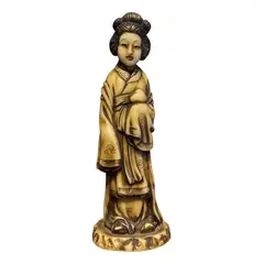 Foto de um(a) Antiga Escultura Oriental Gueixa Japonesa Resina Cor Marfim, da categoria de Escultura. Bastante riqueza de detalhes. Vendido no marketplace Trésors.