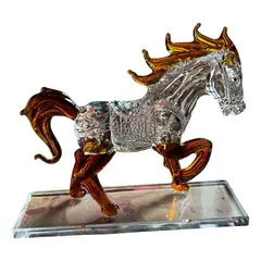 Foto de um(a) Antiga Escultura Decorativa De Cavalo Em Cristal Lapidado, da categoria de Escultura. Antiga escultura decorativa de cavalo em movimento. Peça em cristal lapidado. Perfeito! Muito decorativo Medidas 13x15cm. Vendido no marketplace Trésors.