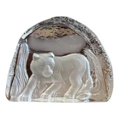 Foto de um(a) Antiga Escultura Artística Bloco Cristal Tigre Peso Papel, da categoria de Escultura. Antiga escultura bloco escultórico peso de papel em cristal lapidado à mão. Peça muito linda e decorativa. Medidas 11x15cm. Vendido no marketplace Trésors.