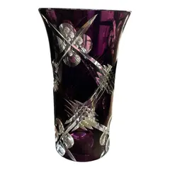 Foto de um(a) Antigo Vaso Jarro Em Cristal Violeta Baccarat Art Deco, da categoria de Vasos. Antigo e preciso vaso decorativo em cristal doublé europeu com lindo brilho natural e primorosa lapidação manual, com traços... Vendido no marketplace Trésors.