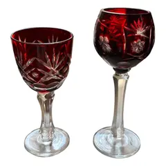 Foto de um(a) Antigo Par De Cálice Decorativo Taça Em Cristal Baccarat, da categoria de Taças. Antigo par de cálices decorativos em cristal doublé ricamente lapidados à mão. Lindos para decorar uma cristaleira, bar,... Vendido no marketplace Trésors.