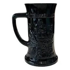 Foto de um(a) Antiga Caneca De Chopp Art Deco Opalina Black Indiana Glass, da categoria de Canecas. tiara indiana glass. Antiga e rara caneca de chopp em vidro americano "opalina black milk glass" decoração com cena de bar... Vendido no marketplace Trésors.
