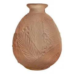 Foto de um(a) Antigo Pequeno Vaso Art Deco Em Vidro Francês Satiné, da categoria de Vasos. ~ Art Deco Glass ~Antigo e delicado vasinho artístico em “Pâte de Verre” pasta de vidro francês acetinado, decoração folhas... Vendido no marketplace Trésors.