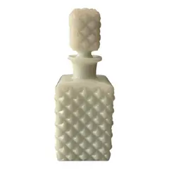 Foto de um(a) Antigo Perfumeiro Decorativo Em Opalina Francesa Branca, da categoria de Garrafas, potes e jarros. Antigo e lindo perfumeiro em opalina francesa. Todo original. Medidas 15x6cm. Vendido no marketplace Trésors.