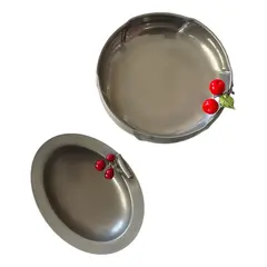Foto de um(a) Antigo Par De Bowls Porta Confeitos Em Prata E Murano Italy, da categoria de Travessas e tigelas. Made in Italy. Antigo e lindo par de bowls/porta confeitos em metal espessurado a prata, com decoração de cerejas em Murano... Vendido no marketplace Trésors.