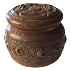 Foto de um(a) Antiga Caixa Decorativa Púcaro Porta Joias Cobre Art Nouveau, da categoria de Porta-Jóias. Antiga caixa decorativa, púcaro, porta joias ou potiche em cobre com decoração art nouveau em relevo. Linda peça. Medidas... Vendido no marketplace Trésors.