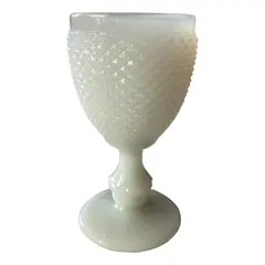 Foto de um(a) Antiga Taça De Coleção De Vinho Em Opalina Francesa, da categoria de Taças. Antiga taça em opalina francesa bico de jaca. Peça de coleção, excelente qualidade. Meados do século XX.Medidas 12 x 6,5cm. Vendido no marketplace Trésors.