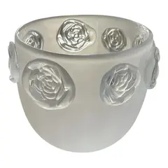 Foto de um(a) Antigo Vaso Cachepô Centro De Mesa Cristal Satiné Art Deco, da categoria de Cachepot. Antigo vaso cachepô ou centro de mesa em cristal francês satiné, ricamente lapidado à mão com flores em alto relevo. Peça... Vendido no marketplace Trésors.