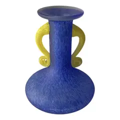 Foto de um(a) Antigo Pequeno Vaso Com Alças Art Deco Murano Pâte De Verre, da categoria de Vasos. Antigo e lindo vasinho decorativo em Murano na cor com alças em amarelo, técnica de trabalho Pâte de Verre.Medidas 15x12cm. Vendido no marketplace Trésors.