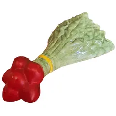 Foto de um(a) Vaso de Parede Antigo Rabanete em Faiança, da categoria de Floreira de parede. Exclusivo vaso de parede (pocket wall vase) em faiança vitrificada, moldado em formato figurativo de um maço de rabanetes.... Vendido no marketplace Trésors.