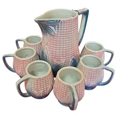 Foto de um(a) Conjunto de Jarra e Canecas Espiga de Milho, da categoria de Conjuntos de servir. Magnífico conjunto de refresco vintage em cerâmica figurativa, apresentando um design detalhado em relevo de espiga de milho... Vendido no marketplace Trésors.