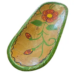 Foto de um(a) Petisqueira de Madeira Artesanal com Pintura Floral, da categoria de Acessórios de cozinha. Esta peça é um exemplo encantador de arte popular em madeira. Esculpida em formato ovalado (estilo canoa), ela apresenta um... Vendido no marketplace Trésors.