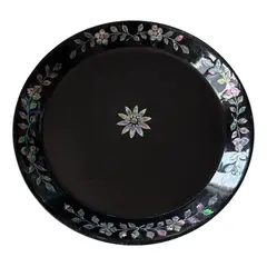 Foto de um(a) Antigo Prato Decorativo Em Laca Oriental E Madrepérola, da categoria de Pratos Decorativos. Antigo e charmoso pratinho decorativo em laca oriental com detalhes em madrepérola. Trabalho totalmente manual. Peça super... Vendido no marketplace Trésors.