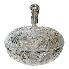 Foto de um(a) Antiga Caixa Decorativa Bomboniere Baleiro Cristal Tcheco, da categoria de Garrafas, potes e jarros. Antiga e grande caixa decorativa ou Bomboniere em cristal Tcheco, lapidado à mão. O pegador em forma de torre é muito... Vendido no marketplace Trésors.