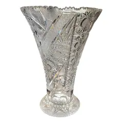 Foto de um(a) Antigo Grande Vaso Jarro Lindo Em Cristal Baccarat Lapidado, da categoria de Vasos. Antigo e grande vaso decorativo em cristal translúcido com lindo brilho natural e primorosa lapidação manual, conhecida como... Vendido no marketplace Trésors.