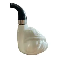 Foto de um(a) Antigo Perfumeiro De Coleção Opalina Cachimbo Cachorro, da categoria de Garrafas, potes e jarros. Antigo e diferente perfumeiro de coleção em opalina branca. Formato de cachimbo com cara de cachorro detetive. Linda peça... Vendido no marketplace Trésors.