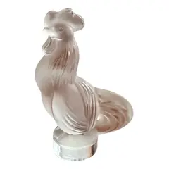 Foto de um(a) Antiga Escultura Art Deco Galo Em Cristal Satiné Sèvres, da categoria de Escultura. Sèvres - France Antiga e rara escultura decorativa em cristal francês satiné. Bastante riqueza de detalhes neste trabalho... Vendido no marketplace Trésors.