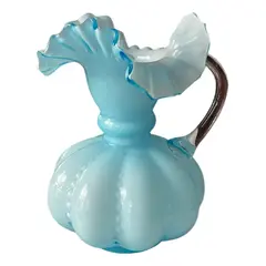 Foto de um(a) Antigo Vaso Jarra Decorativa Em Opalina Francesa Azul, da categoria de Jarros. Antiga jarra vaso em opalina francesa azul com a borda ondulada. Peça muito linda e versátil na decoração. Em perfeito... Vendido no marketplace Trésors.