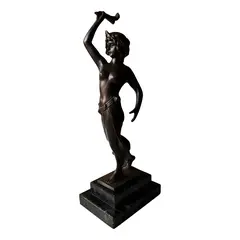 Foto de um(a) Antiga Escultura Bailarina Deco Dancer Pétit Bronze Francês, da categoria de Escultura. ~ Deco Dancer ~Antiga e belíssima escultura artística em bronze francês, e base em mármore italiano. Obra representando... Vendido no marketplace Trésors.