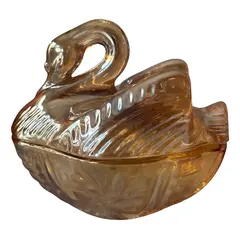 Foto de um(a) Antiga Escultura Cisne Caixa Decorativa Manteigueira Vidro, da categoria de Cestos e Caixas. Antiga caixa, manteigueira, açucareiro, peça decorativa e versátil, no formato de cisne, confeccionada em vidro artístico... Vendido no marketplace Trésors.