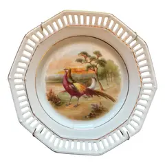 Foto de um(a) Antigo Prato Decorativo Pássaros Porcelana Alemã Bavaria, da categoria de Pratos Decorativos. Antigo e lindo pratinho com decoração de pássaros. Borda fenestrada. Perfeito! Diâmetro 15cm. Vendido no marketplace Trésors.