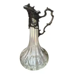 Foto de um(a) Antiga Jarra Claret Jug Decanter Cristal Prata Art Nouveau, da categoria de Jarros. Antiga e finíssima jarra “Claret Jug” geralmente utilizada como decantador de vinho ou licoreira. Corpo em cristal soufflé... Vendido no marketplace Trésors.
