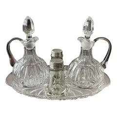 Foto de um(a) Antigo Galheteiro Saleiro Em Cristal Francês, da categoria de Saleiros e pimenteiros. Antigo galheteiro em cristal francês prensado. Composto por cinco peças. **Uma das garrafinhas tem um lascado na borda.... Vendido no marketplace Trésors.