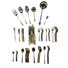 Foto de um(a) FAQUEIRO DOURADO STAINLESS JAPAN, da categoria de Faqueiros / Jogo de talheres. Faqueiro dourado Stainless Japan com 97 peças, sendo: 10 faquinhas patê/manteiga09 colheres com cabo comprido08 colheres... Vendido no marketplace Trésors.