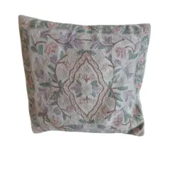 Foto de um(a) CAPA DE ALMOFADA INDIANA BORDADA COM FLORES, da categoria de Almofadas e enchimentos. Capa de almofada indiana bordada com flores em tons pastéis - acompanha enchimento. Mede: 35x35cm. Vendido no marketplace Trésors.