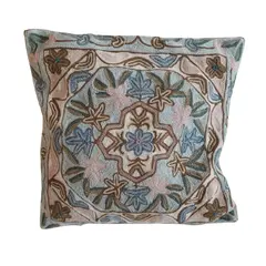 Foto de um(a) CAPA DE ALMOFADA INDIANA BORDADA COM FLORES, da categoria de Almofadas e enchimentos. Capa de almofada indiana bordada com flores - acompanha enchimento. Mede: 35x35cm. Vendido no marketplace Trésors.