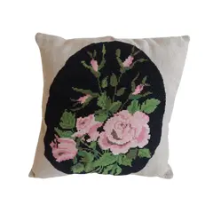 Foto de um(a) CAPA DE ALMOFADA BORDADA, da categoria de Almofadas e enchimentos. Capa de almofada bordada com rosas em fundo preto. Acompanha enchimento. Mede: 30x30cm. Vendido no marketplace Trésors.