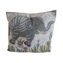 Foto de um(a) ALMOFADA INDIANA BORDADA ELEFANTE AZUL, da categoria de Almofadas e enchimentos. Almofada indiana com bordado elefante azul e flores. Mede: 30x37cm. Vendido no marketplace Trésors.
