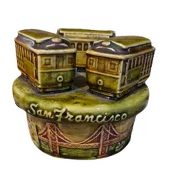 Foto de um(a) Raríssimo souvenir norte-americano, caixinha de música, da categoria de Outros objetos decorativos. Linda e rara caixinha musical movida à corda, produzida em meados da década de 70, em cerâmica vitrificada, entalhada com 3... Vendido no marketplace Trésors.