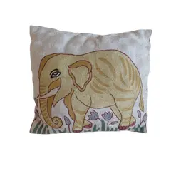 Foto de um(a) ALMOFADA INDIANA COM ELEFANTE AMARELO, da categoria de Almofadas e enchimentos. Almofada indiana com desenho de elefante amarelo Mede: 30x37cm. Vendido no marketplace Trésors.