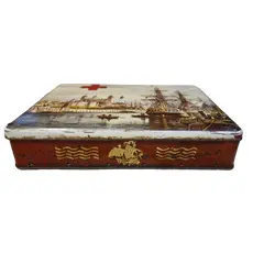 Foto de um(a) Lata vintage de biscoitos fabricada na Inglaterra no século XX, da categoria de Memorabilia de viagem & souvenir. Lata de biscoitos vintage colecionável, produzida originalmente na Inglaterra por volta da década de 1960. O item é feito de... Vendido no marketplace Trésors.