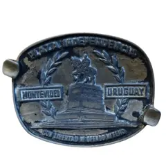 Foto de um(a) Miscelâneas colecionáveis - 04 peças, da categoria de Outros colecionáveis. Itens colecionáveis contendo:- 1 cinzeiro de metal antigo- 1 abridor de cartas representando espada- 1 rosa de metal com... Vendido no marketplace Trésors.