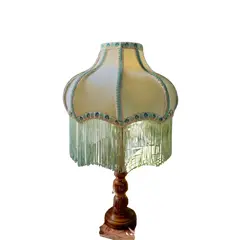 Foto de um(a) Abajur em Madeira nobre, da categoria de Abajures. Abajur de madeira verde azulado: Antiga luminária / tocheiro confeccionado em madeira nobre, com formas torneadasMedindo: 52... Vendido no marketplace Trésors.