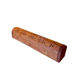 Foto de um(a) Incensário indiano em madeira, da categoria de Outros objetos decorativos. Incensário indiano em madeira maciça com incrustações em bronze no formato de estrela, linda peça medindo 31cm. Vendido no marketplace Trésors.