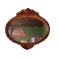 Foto de um(a) Espelho flor em madeira maciça nobre, da categoria de Espelhos. Espelho no formato oval com moldura em madeira entalhada com frisos na borda e acabamentos com laçarotes e folhagens,... Vendido no marketplace Trésors.