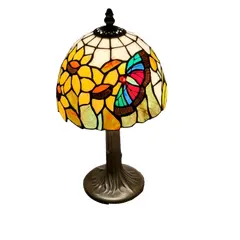 Foto de um(a) Luminária Vitral Inspiração Tiffany, da categoria de Abajures. Medidas: Aprox 36 cm (Altura) | Cúpula tem 20 cm de diâmetro. Excelente estado de conservação Inspirada no design icônico do... Vendido no marketplace Trésors.