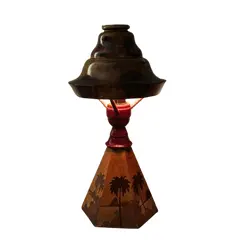 Foto de um(a) Abajur raro em madeira com marchetaria e cúpula original, da categoria de Abajures. Peça rara e de forte presença decorativa, este abajur é inteiramente produzido em madeira e reúne elementos pouco comuns em... Vendido no marketplace Trésors.