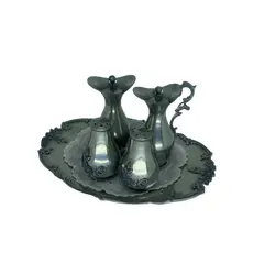 Foto de um(a) GALHETEIRO PEWTER BOLIVIANO BOPEL, da categoria de Saleiros e pimenteiros. Galheteiro com 6 peças Pewter boliviano Bopel.*Azeiteiro não possui o cabo mais* Mede: Saleiro e pimenteiro: 7,5cm x 4d ... Vendido no marketplace Trésors.