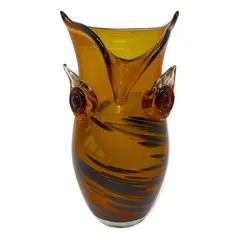 Foto de um(a) Antiga Escultura De Coruja Art Deco Vaso Murano Italiano, da categoria de Vasos. Antigo e exótico vaso artístico de coruja feito à mão em Murano Italiano. Período Art Deco. Peça muito decorativa.Medidas... Vendido no marketplace Trésors.