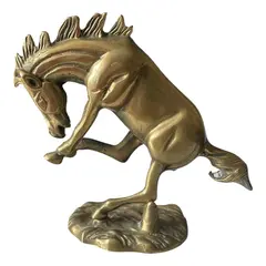 Foto de um(a) Antiga Escultura De Cavalo Saltando Em Bronze Art Deco, da categoria de Escultura. Antiga e linda escultura decorativa representando cavalo saltando em bronze polido.Medidas 15x19cm. Vendido no marketplace Trésors.