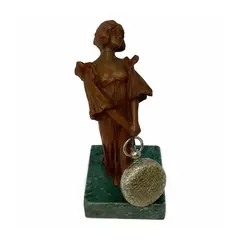 Foto de um(a) Antiga Rara Escultura Pétit Bronze Art Nouveau Porta Relógio, da categoria de Escultura. Antiga e rara escultura artística porta relógio de bolso em pétit bronze francês representando jovem dama típica do período... Vendido no marketplace Trésors.