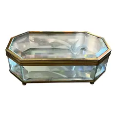 Foto de um(a) Antiga Caixa Decorativa Porta Joias Cristal France Facetado, da categoria de Porta-Jóias. Antiga caixa decorativa ou porta joias em cristal francês facetado, com a tampa lapidada à mão. Linda e muito chique.... Vendido no marketplace Trésors.