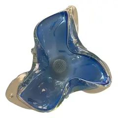 Foto de um(a) Antigo Bowl Centro De Mesa Em Murano Italiano Opalescente, da categoria de Centro de mesa. Antigo bowl decorativo ou centro de mesa em Murano italiano leitoso, com um ar opalescente. Muito chique e cheio de... Vendido no marketplace Trésors.