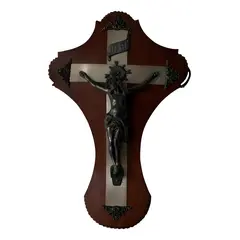 Foto de um(a) Arte Sacra Escultura Cristo Crucifixo Madeira Pétit Bronze, da categoria de Objetos religiosos e espirituais. Antigo e grande crucifixo em madeira com petit bronze e metal prateado. Peça artística. Uma beleza! Uma clássica da Década... Vendido no marketplace Trésors.