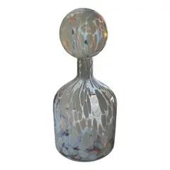 Foto de um(a) Antiga Garrafa Decorativa Nariz De Palhaço Murano Opalina, da categoria de Garrafas. Italy Glass. Antiga e super diferente garrafa decorativa em Murano artístico meio leitoso. Em contato com a luz ela fica com... Vendido no marketplace Trésors.